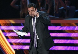 Como de costumbre Adam Sandler preparó un extraño discurso